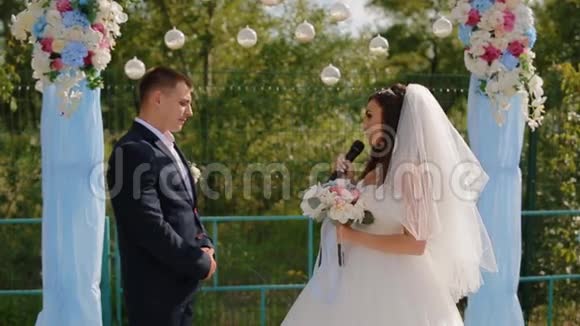 新娘在婚礼上宣誓视频的预览图