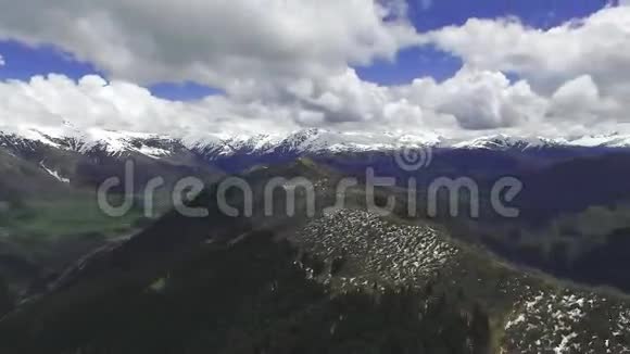 SvanetiMestia山脉和村庄圆形全景的四架飞机空中录像视频的预览图