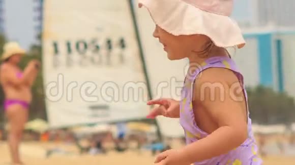 巴拿马的小金发女孩在海滩上微笑视频的预览图