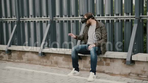 长胡子的帅哥在屋顶上使用虚拟现实眼镜摘下眼镜走开4k视频的预览图
