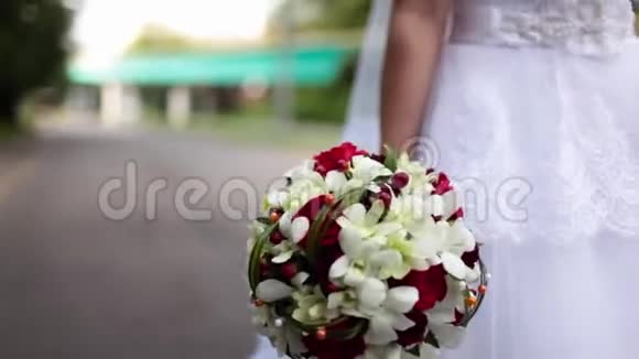 新娘携带新娘花束视频的预览图