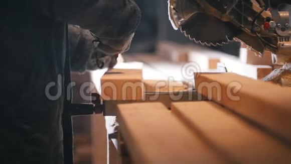 细木工用圆锯锯木板的工人视频的预览图
