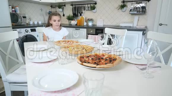 女孩在厨房等客人视频的预览图