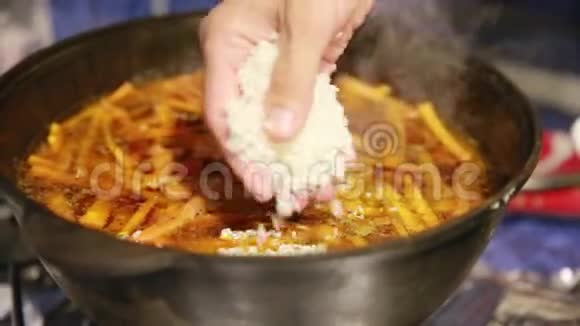 烹饪皮拉夫谢夫加入白米在铸铁水壶视频的预览图