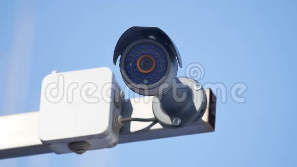 安全摄像头和城市视频监控防止小偷在户外蓝天上被盗视频的预览图