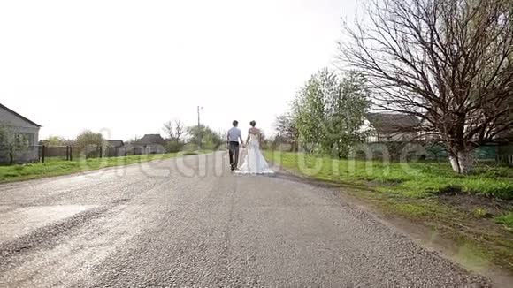新郎新娘在路上视频的预览图