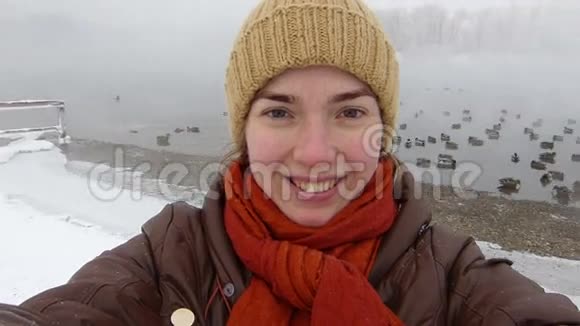 女人在冬天自拍视频的预览图