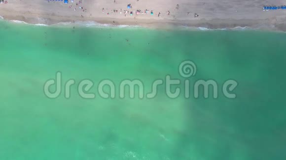 加勒比海绿松石海滩的鸟瞰图视频的预览图