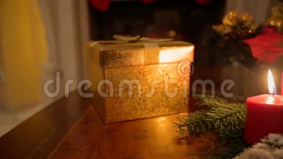 客厅的桌子上摆放着圣诞礼物和蜡烛视频的预览图