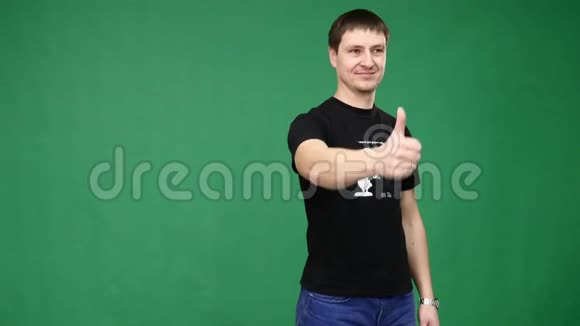 特写男人竖起大拇指的手势概念特写男人竖起大拇指视频的预览图