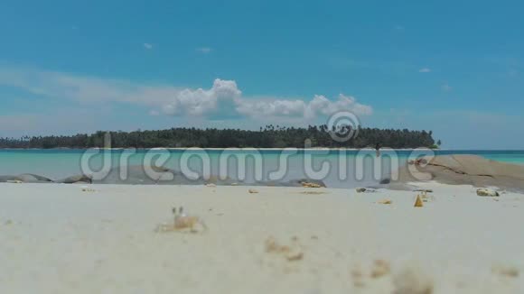 菲律宾热带岛屿白沙上独身女子的影像鸟瞰图视频的预览图
