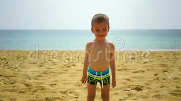 两岁的男孩在海边玩视频的预览图