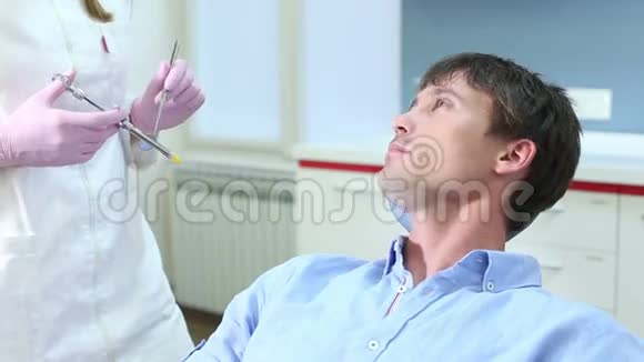 在牙医诊所接受注射的年轻男性病人视频的预览图