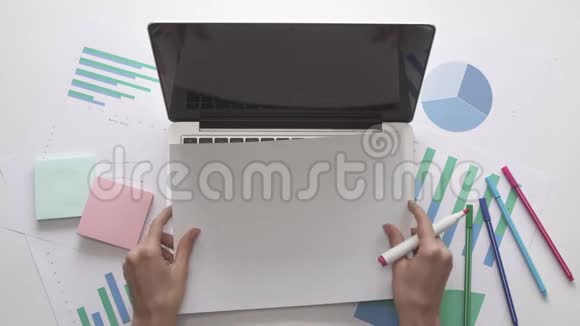 商业概念女人在笔记本电脑上的一张纸上写计划办公室桌面视频的预览图