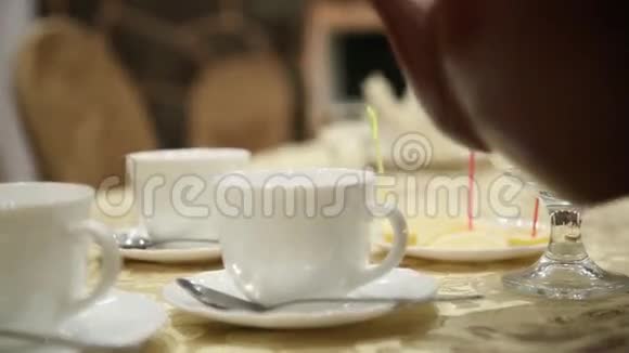 把茶倒在桌子上用泥壶蒸视频的预览图