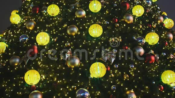 在莫斯科街头装饰圣诞树作为圣诞玩具闪闪发光的金球和花环视频的预览图