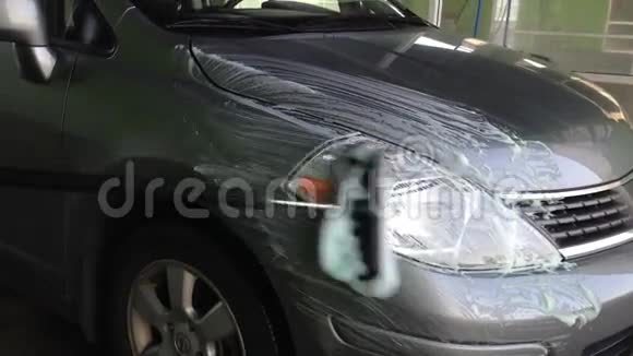 人使用发泡刷洗车视频的预览图