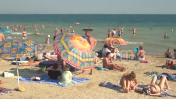模糊的夏日沙滩背景视频的预览图