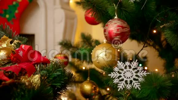 用五颜六色的树枝和雪花装饰的美丽圣诞树视频的预览图