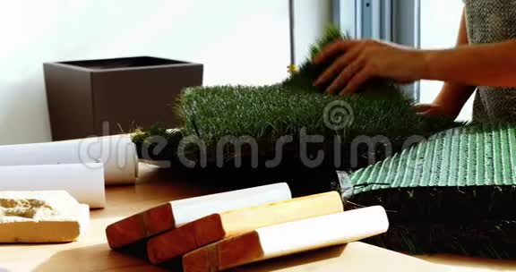 业务主管检查人造草坪视频的预览图