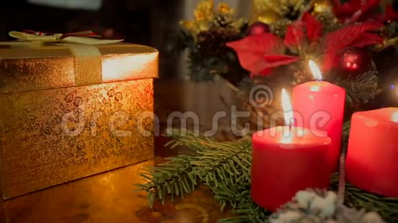 圣诞用蜡烛花圈和礼物装饰的桌子视频的预览图