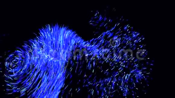 抽象的色彩柔和的流动弯曲的窄线在黑色的背景动画七彩太空彗星尾视频的预览图