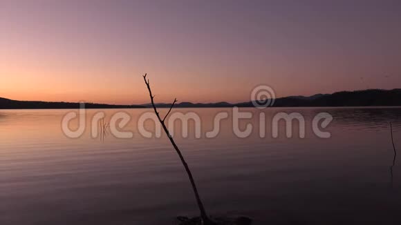 昆士兰州维文霍湖的科莫兰特湾视频的预览图