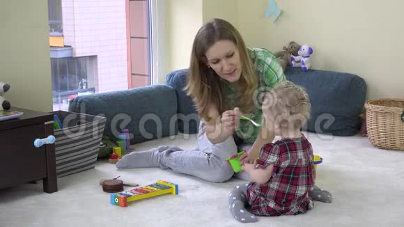 母亲通过吃玩具菜中看不见的食物来发展女儿的想象力视频的预览图