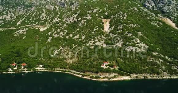Kotor湾附近的山路和沿岸村庄的鸟瞰图视频的预览图