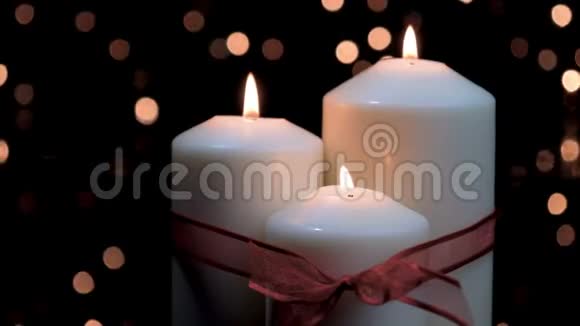 圣诞蜡烛在大气中燃烧视频的预览图