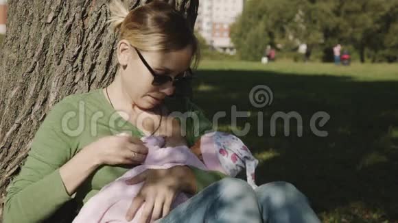 母亲给他年幼的孩子喂奶视频的预览图