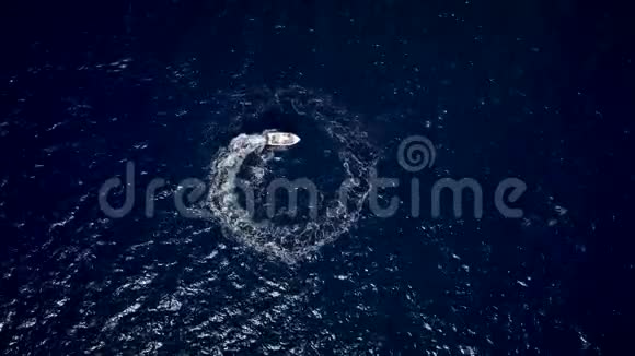 在海上快速航行的设计一个圆圈的摩托艇的鸟瞰图视频的预览图