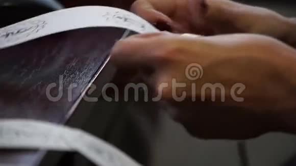 特写女性双手折叠的一张纸视频的预览图