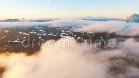 在云层之上飞行山的美景视频的预览图
