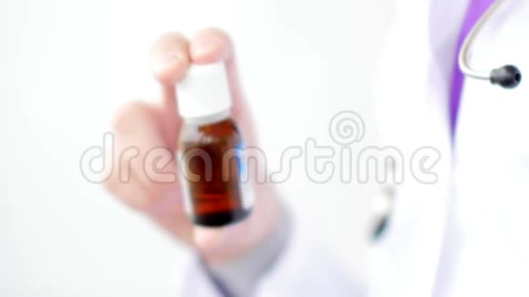 医生拿着处方药瓶4K超高清视频视频的预览图