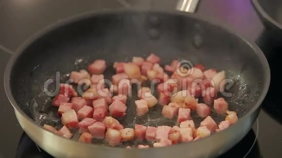 煎腊肉块视频的预览图