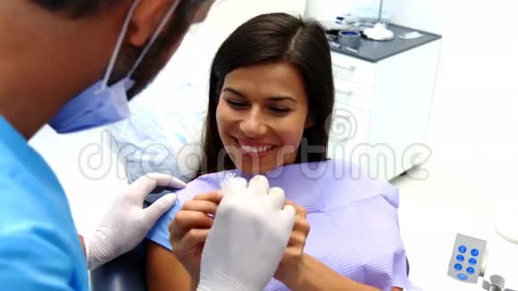 牙科医生协助女性病人戴牙套视频的预览图