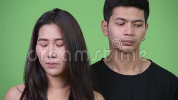 年轻悲伤的亚洲夫妇在一起思考视频的预览图