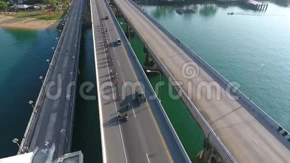 萨潘萨拉辛桥自行车赛泰国普吉岛高清空中慢速运动视频的预览图