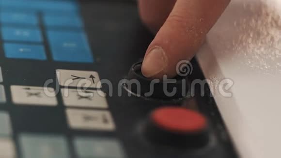手指按下控制面板上的按钮直到闪烁视频的预览图