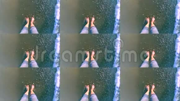 慢动作女孩站在海边海浪拍打着她的脚视频的预览图