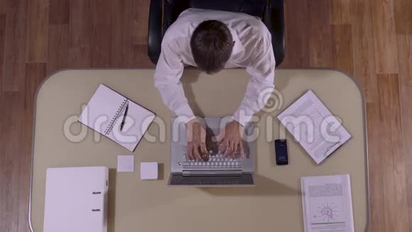 商务人员在笔记本电脑上工作接听电话视频的预览图