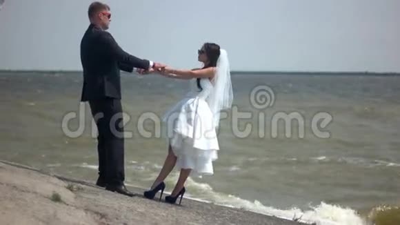 在水的背景下结婚视频的预览图