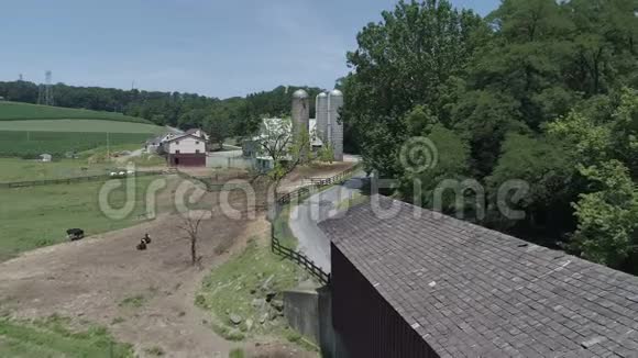 阿米什农村一座有盖桥梁的空中景观视频的预览图
