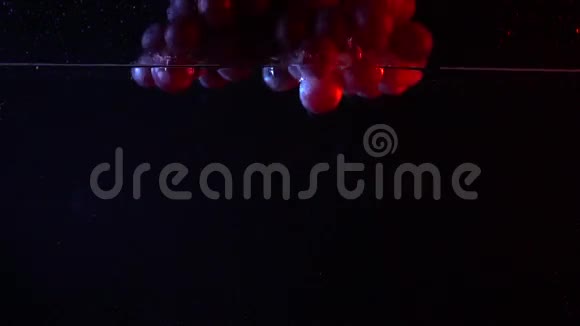 一串红葡萄落入水中溅出超级慢镜头视频的预览图