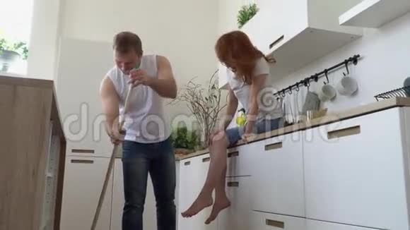 在这段视频中你可以看到父亲在厨房里被收拾了做饭后这对年轻夫妇收拾好了视频的预览图