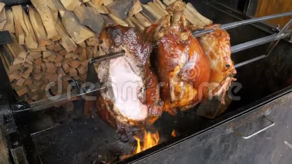 大块肉肉烤猪肉腿准备在一个叉以上的明火捷克共和国布拉格的街头美食视频的预览图