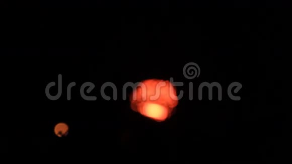 红色绿色和橙色的烟花球从另一个开始博克视频的预览图