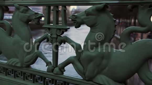 有海马雕塑的杰作桥视频的预览图