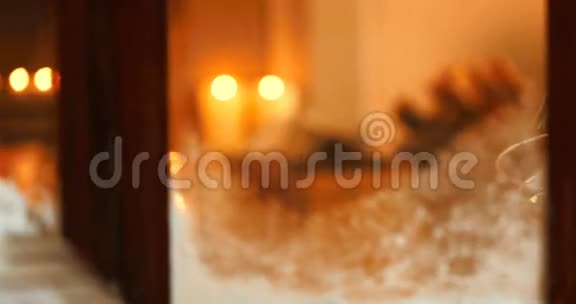 木板上放着蜡烛和松果的雪视频的预览图